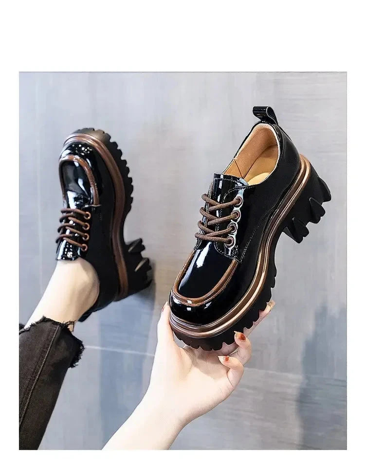 Mocassim Feminino Tratorado de Couro Envernizado e com Salto